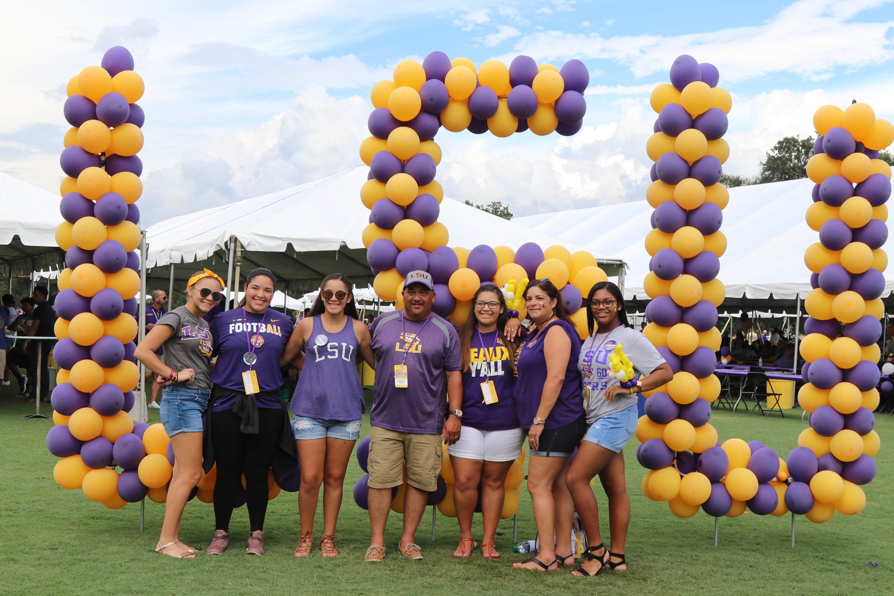 families under a balloon arch